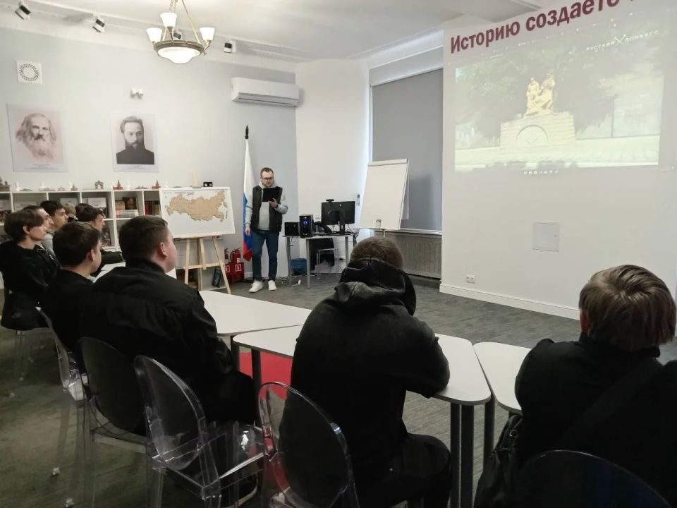 В Лутугинском районном доме культуры прошло памятное мероприятие «Забвению не подлежит...» В Лутугинском районном доме культуры прошло памятное мероприятие «Забвению не подлежит...»