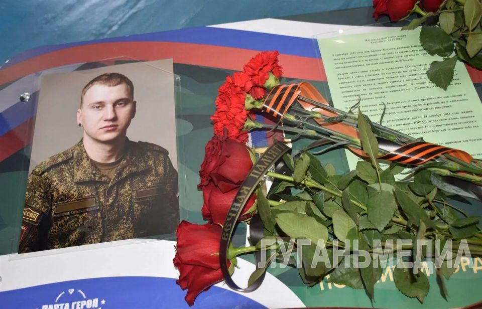 В УВК № 5 города Брянки открыта Парта Героя в честь погибшего участника СВО В УВК № 5 города Брянки открыта Парта Героя в честь погибшего участника СВО
