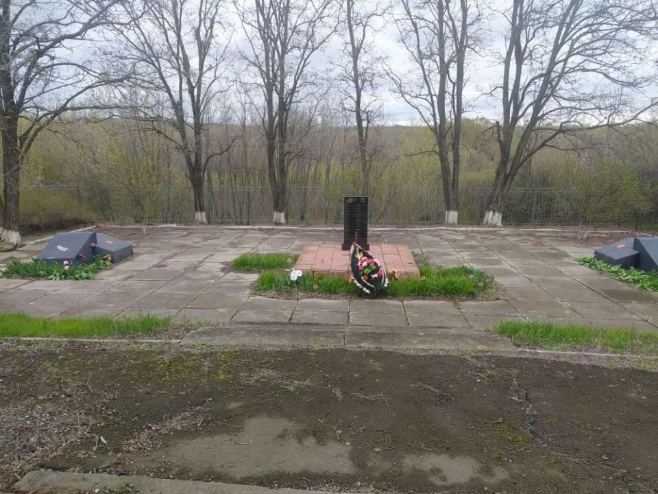 В населенных пунктах Краснодонщины продолжаются работы по благоустройству памятных мест В населенных пунктах Краснодонщины продолжаются работы по благоустройству памятных мест