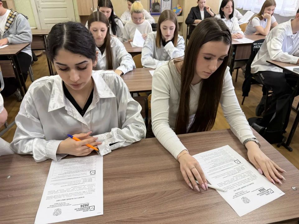 В школе № 21 Луганска прошёл «Избирательный диктант» для старшеклассников В школе № 21 Луганска прошёл «Избирательный диктант» для старшеклассников