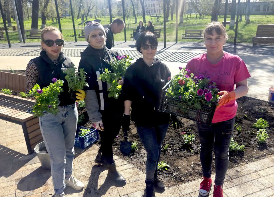 Краснодонский парк становится ярче: клумбы украсили свежие петунии Краснодонский парк становится ярче: клумбы украсили свежие петунии