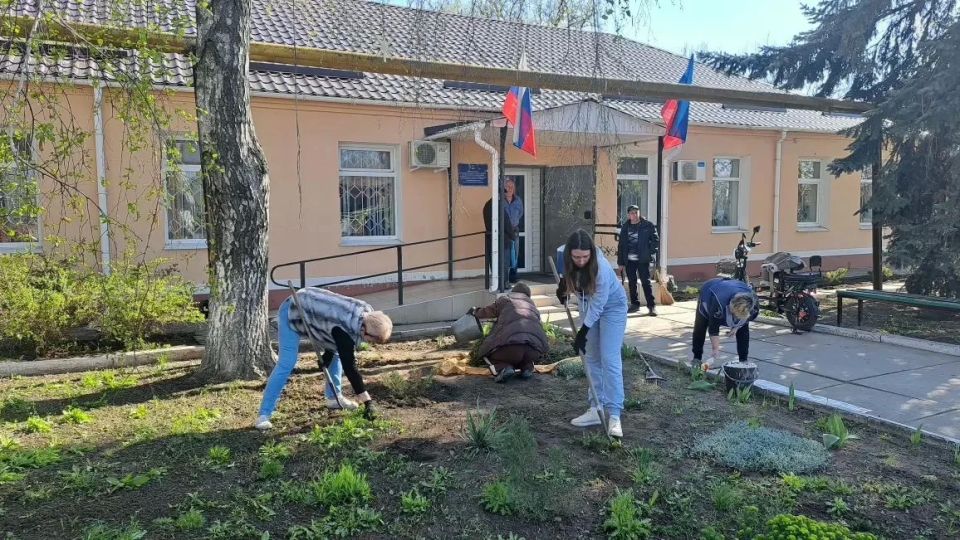 Чистота начинается с нас!. Сегодня, 17.04.2026, Петровский отдел жизнеобеспечения провёл внеочередной субботник у административного здания, в пгт Чистота начинается с нас!. Сегодня, 17.04.2026, Петровский отдел жизнеобеспечения провёл внеочередной субботник у административного здания, в пгт