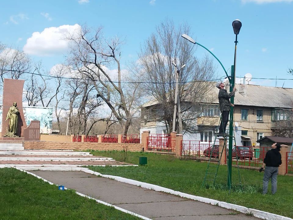 Фотофакт: сегодня сотрудниками отдела по жизнеобеспечению пгт Краснодон, пгт Энгельсово, пгт Семейкино при участии жителей поселка были выполнены работы по благоустройству территории мемориала «Бессмертие», который является... Фотофакт: сегодня сотрудниками отдела по жизнеобеспечению пгт Краснодон, пгт Энгельсово, пгт Семейкино при участии жителей поселка были выполнены работы по благоустройству территории мемориала «Бессмертие», который является...