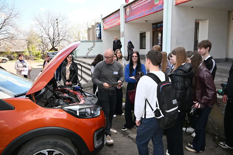 Преподаватели не просто рассказывали — они показали на практике важность и нужность каждой рабочей профессии, её преимущества и даже красоту Преподаватели не просто рассказывали — они показали на практике важность и нужность каждой рабочей профессии, её преимущества и даже красоту