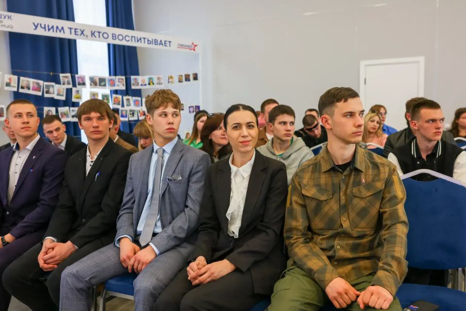 Андрей Сопельник вручил награды победителям и финалистам дебатного турнира «Мнение молодежи» Андрей Сопельник вручил награды победителям и финалистам дебатного турнира «Мнение молодежи»