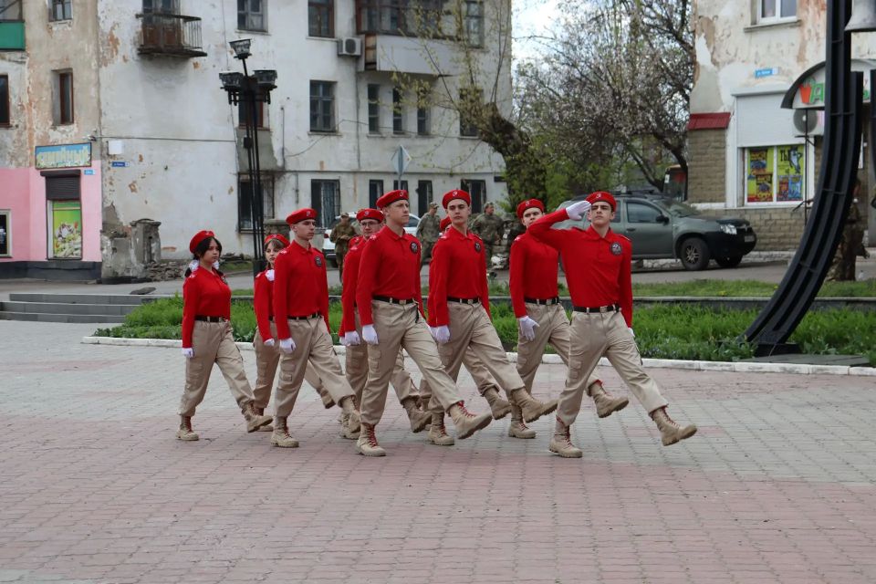 В Антраците прошел городской смотр-конкурс строя и песни «Гром Победы, раздавайся!» В Антраците прошел городской смотр-конкурс строя и песни «Гром Победы, раздавайся!»