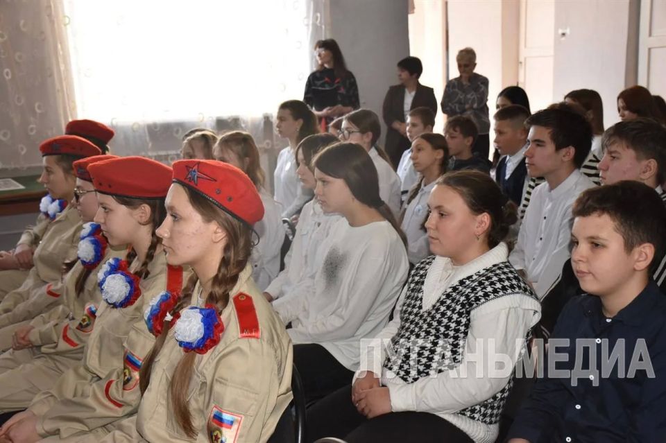 В УВК № 5 города Брянки открыта Парта Героя в честь погибшего участника СВО В УВК № 5 города Брянки открыта Парта Героя в честь погибшего участника СВО