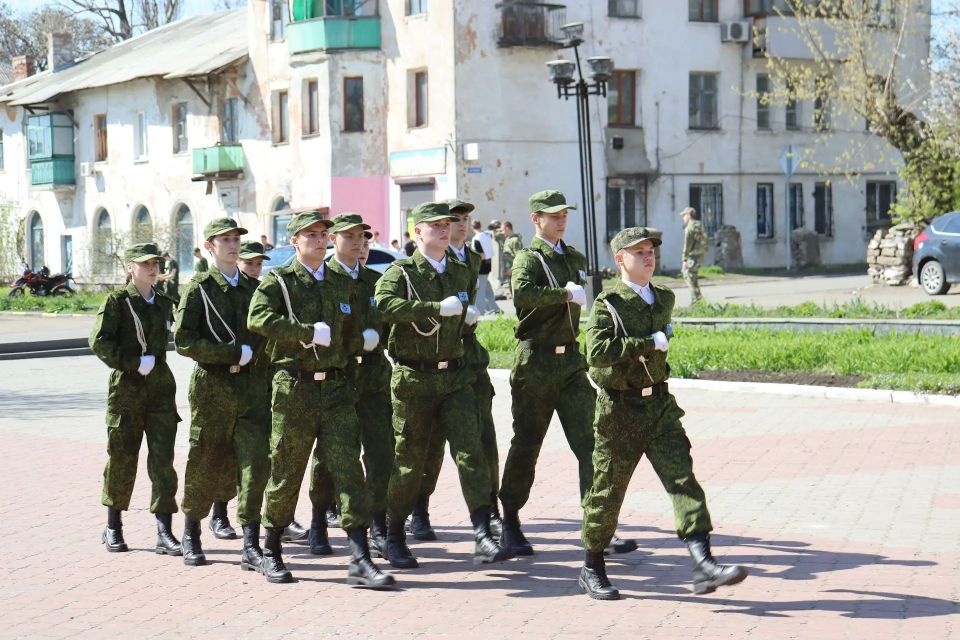 В Антраците прошел городской смотр-конкурс строя и песни «Гром Победы, раздавайся!» В Антраците прошел городской смотр-конкурс строя и песни «Гром Победы, раздавайся!»