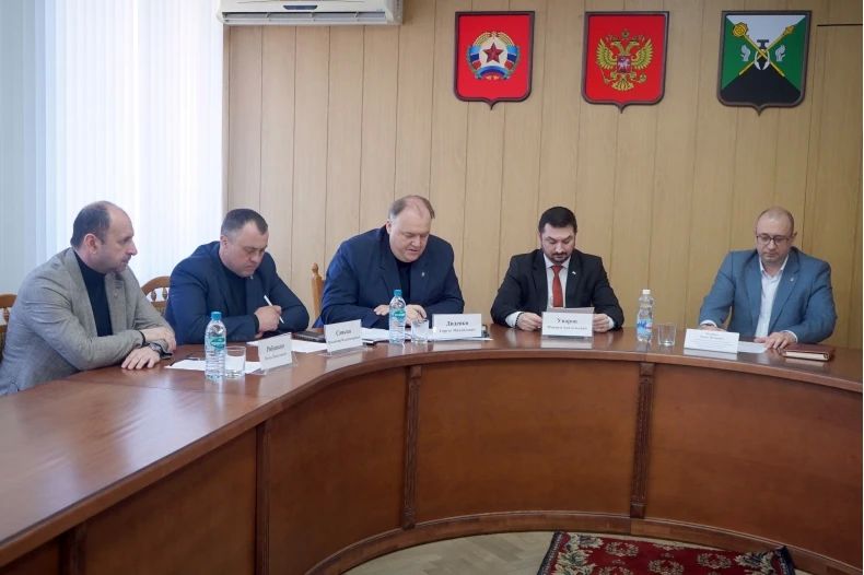 Представители Комитета по экономполитике НС ЛНР провели заседание в Администрации Свердловского округа Представители Комитета по экономполитике НС ЛНР провели заседание в Администрации Свердловского округа
