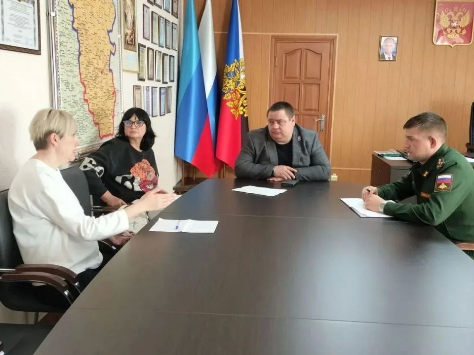 Вчера, в ходе рабочего визита Главы Луганской Народной Республики Леонида Ивановича Пасечника в городской округ город Ровеньки к нему обратилась местная жительница за содействием в решении проблемной ситуации, касающейся... Вчера, в ходе рабочего визита Главы Луганской Народной Республики Леонида Ивановича Пасечника в городской округ город Ровеньки к нему обратилась местная жительница за содействием в решении проблемной ситуации, касающейся...
