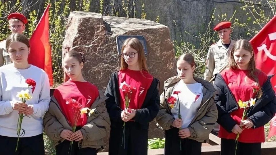 На кануне Дня памяти о геноциде советского народа для обучающихся ГБОУ ЛНР «Краснолучская школа № 2» активисты Движения Первых оформили информационный стенд "Что такое Геноцид?" и провели митинг с возложением цветов у... На кануне Дня памяти о геноциде советского народа для обучающихся ГБОУ ЛНР «Краснолучская школа № 2» активисты Движения Первых оформили информационный стенд "Что такое Геноцид?" и провели митинг с возложением цветов у...