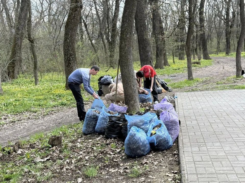 В рамках мероприятий по благоустройству памятных мест и воинских захоронений, связанных с периодом Великой Отечественной войны, в Ровеньках состоялся субботник у памятника в Гремучем лесу В рамках мероприятий по благоустройству памятных мест и воинских захоронений, связанных с периодом Великой Отечественной войны, в Ровеньках состоялся субботник у памятника в Гремучем лесу