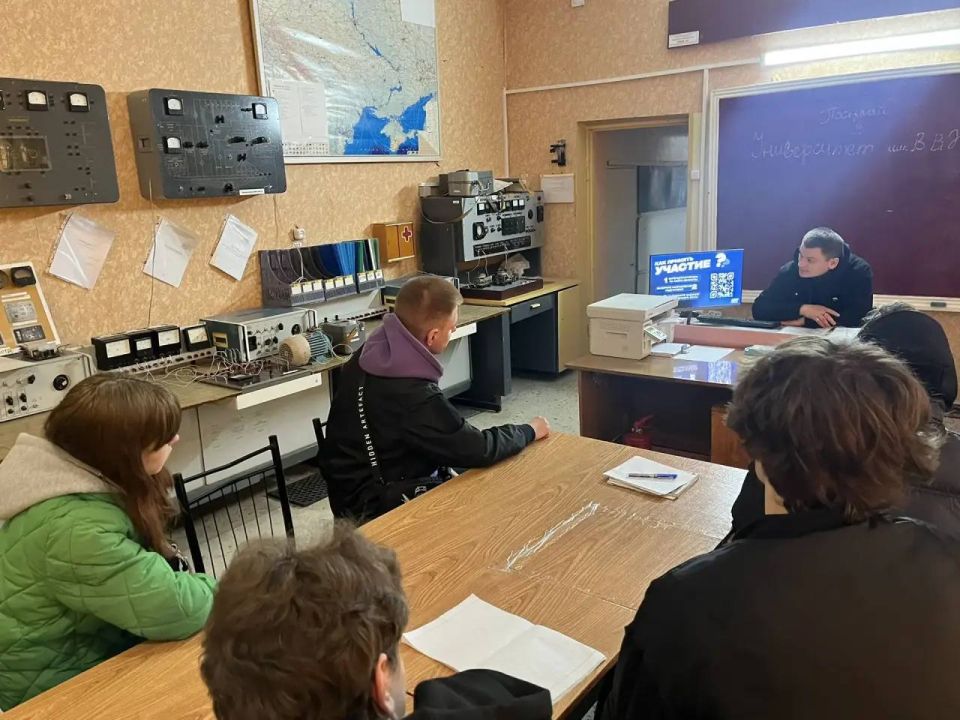 Артем Кирейчик, руководитель Кировской Молодежной организации ЛДПР, продолжает проводить встречи с выпускниками Кировского транспортного техникума и рассказывать им о конкурсе имени Владимира Вольфовича Жириновского Артем Кирейчик, руководитель Кировской Молодежной организации ЛДПР, продолжает проводить встречи с выпускниками Кировского транспортного техникума и рассказывать им о конкурсе имени Владимира Вольфовича Жириновского
