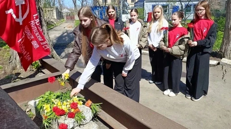 На кануне Дня памяти о геноциде советского народа для обучающихся ГБОУ ЛНР «Краснолучская школа № 2» активисты Движения Первых оформили информационный стенд "Что такое Геноцид?" и провели митинг с возложением цветов у... На кануне Дня памяти о геноциде советского народа для обучающихся ГБОУ ЛНР «Краснолучская школа № 2» активисты Движения Первых оформили информационный стенд "Что такое Геноцид?" и провели митинг с возложением цветов у...