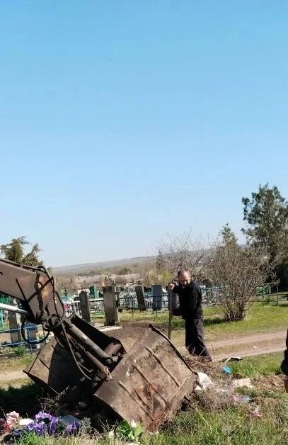 В селе Новоанновка провели работы по вывозу мусора с мест захоронений В селе Новоанновка провели работы по вывозу мусора с мест захоронений