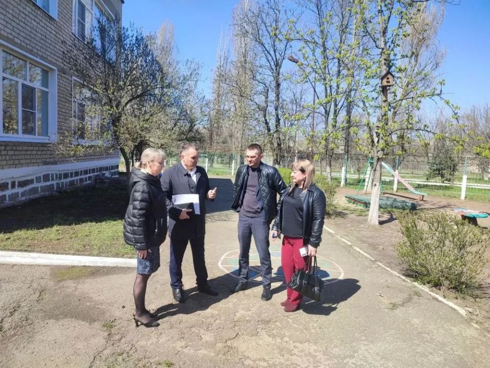 В Ровеньковском ясли-саду “ИВУШКА” и Ровеньковском технико-экономическом колледже сотрудниками Администрации городского округа город Ровеньки совместно с представителями управления образования, сотрудниками охранного... В Ровеньковском ясли-саду “ИВУШКА” и Ровеньковском технико-экономическом колледже сотрудниками Администрации городского округа город Ровеньки совместно с представителями управления образования, сотрудниками охранного...