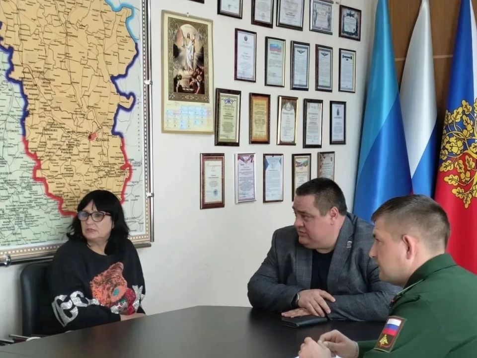 Вчера, в ходе рабочего визита Главы Луганской Народной Республики Леонида Ивановича Пасечника в городской округ город Ровеньки к нему обратилась местная жительница за содействием в решении проблемной ситуации, касающейся... Вчера, в ходе рабочего визита Главы Луганской Народной Республики Леонида Ивановича Пасечника в городской округ город Ровеньки к нему обратилась местная жительница за содействием в решении проблемной ситуации, касающейся...
