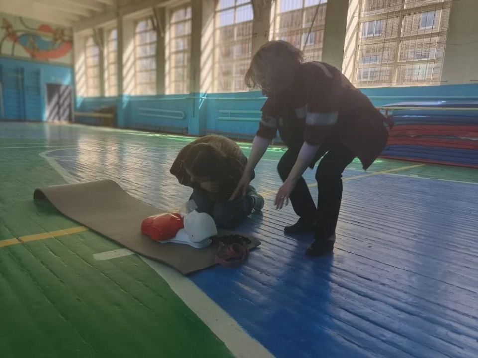 В Счастье для старшеклассников специалисты Луганского центра медицины катастроф организовали мастер-класс В Счастье для старшеклассников специалисты Луганского центра медицины катастроф организовали мастер-класс