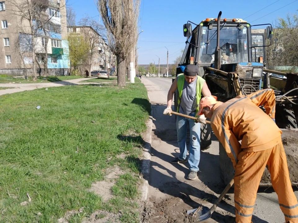 Сегодня коммунальщики продолжили работы по уборке и благоустройству городских территорий Сегодня коммунальщики продолжили работы по уборке и благоустройству городских территорий