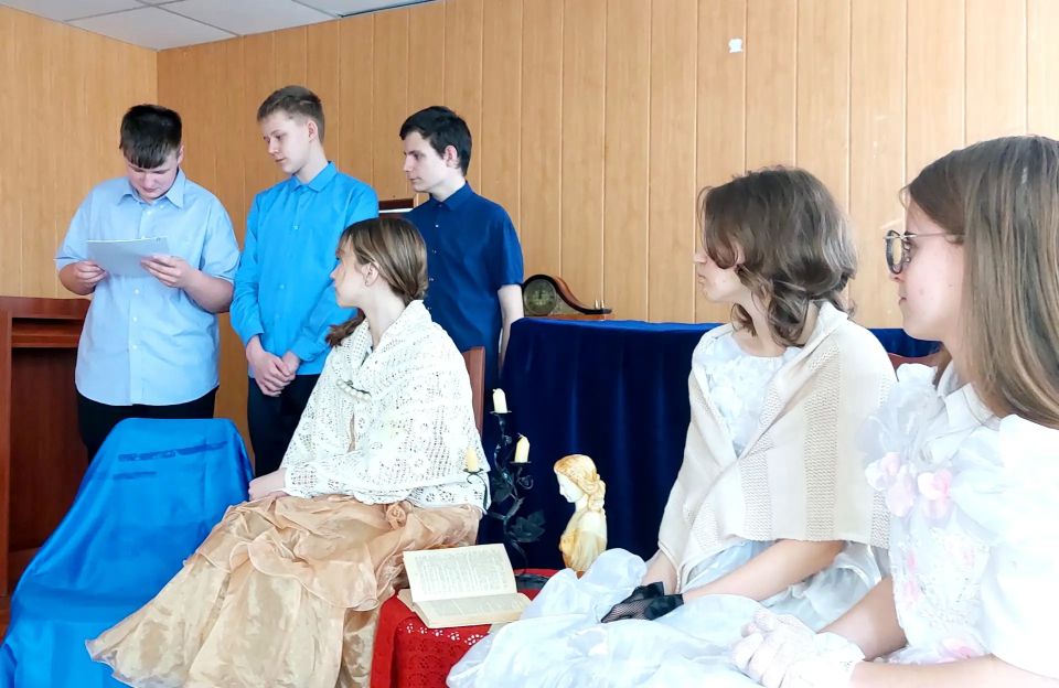 В Славяносербске школьники приняли участие в акции «Заветные книги Руси» В Славяносербске школьники приняли участие в акции «Заветные книги Руси»