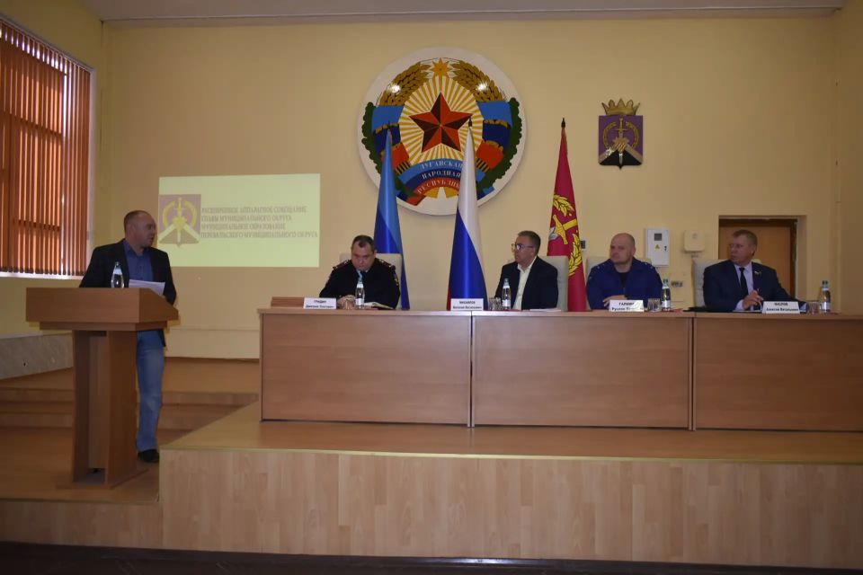 Глава Перевальского округа Виталий Михайлов провел расширенное аппаратное совещание Глава Перевальского округа Виталий Михайлов провел расширенное аппаратное совещание