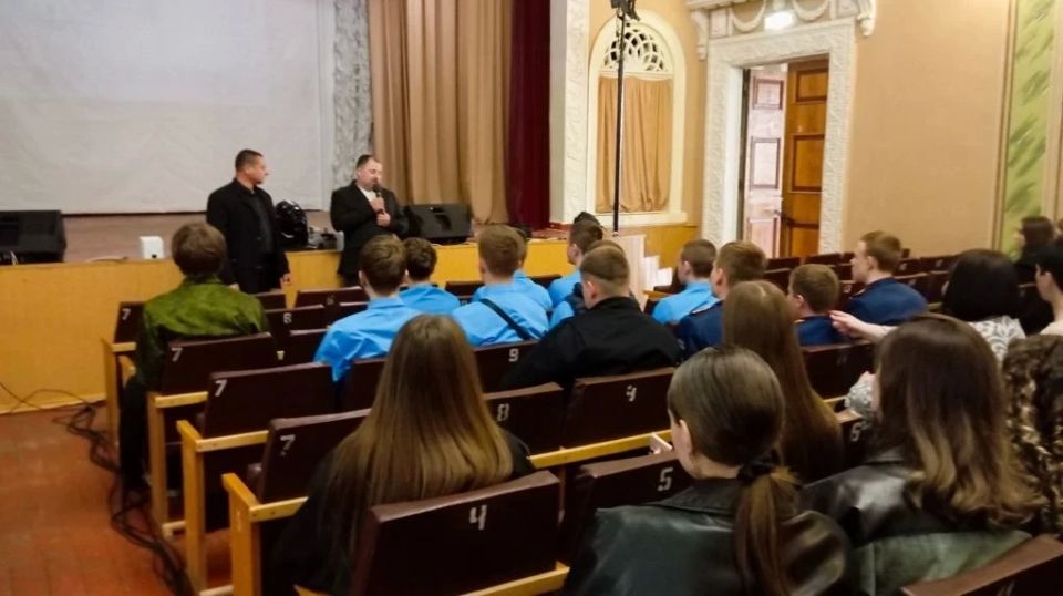 В Доме культуры им. Горького прошёл «Урок мужества» для молодёжи В Доме культуры им. Горького прошёл «Урок мужества» для молодёжи