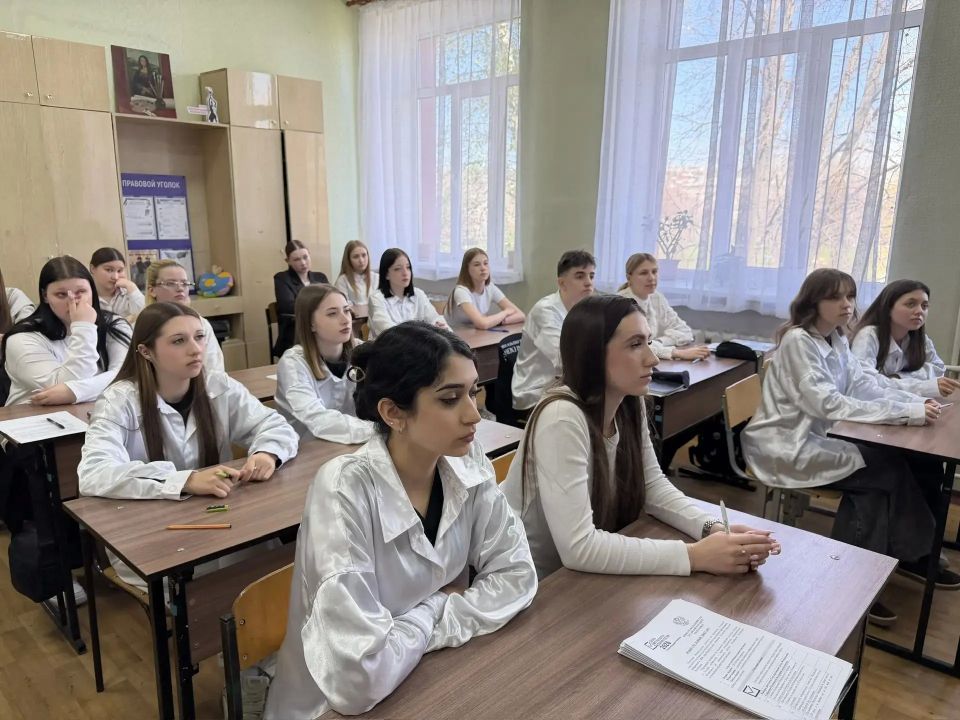 В школе № 21 Луганска прошёл «Избирательный диктант» для старшеклассников В школе № 21 Луганска прошёл «Избирательный диктант» для старшеклассников