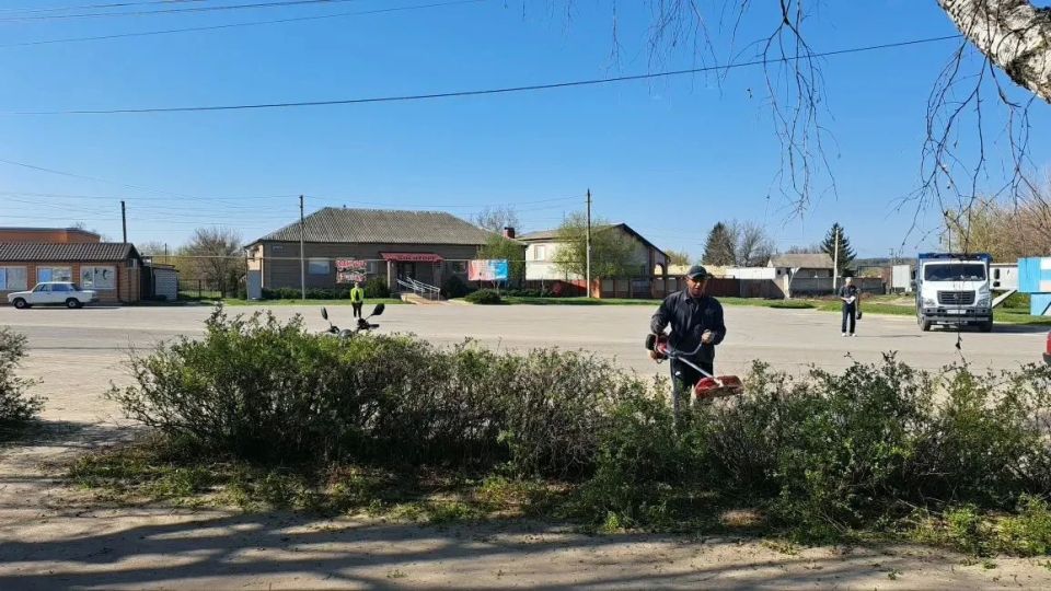Чистота начинается с нас!. Сегодня, 17.04.2026, Петровский отдел жизнеобеспечения провёл внеочередной субботник у административного здания, в пгт Чистота начинается с нас!. Сегодня, 17.04.2026, Петровский отдел жизнеобеспечения провёл внеочередной субботник у административного здания, в пгт