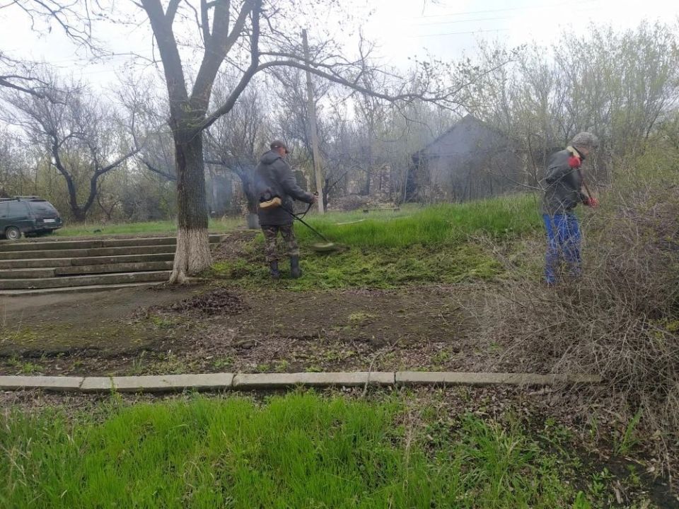 В населенных пунктах Краснодонщины продолжаются работы по благоустройству памятных мест В населенных пунктах Краснодонщины продолжаются работы по благоустройству памятных мест