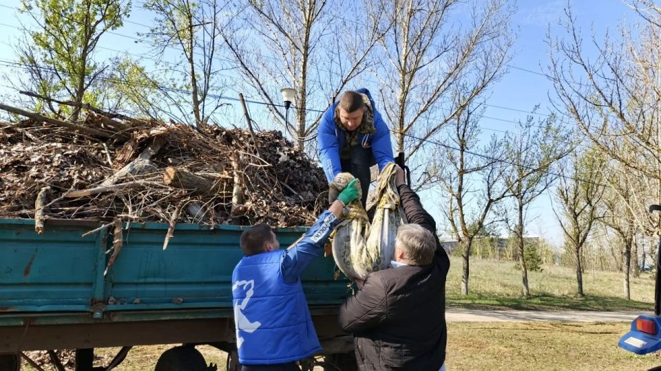 В рамках акции «Весна – пора наводить порядки» рубежанские единороссы облагородили территорию сквера памяти жертв Чернобыльской катастрофы В рамках акции «Весна – пора наводить порядки» рубежанские единороссы облагородили территорию сквера памяти жертв Чернобыльской катастрофы