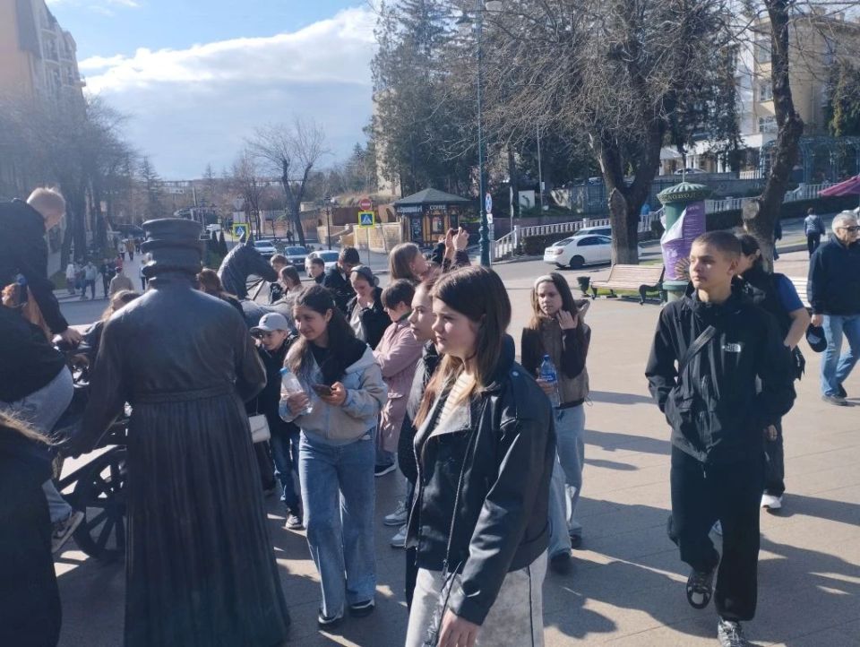 При поддержке Единой России дети из ЛНР отправились на отдых в Кисловодск При поддержке Единой России дети из ЛНР отправились на отдых в Кисловодск