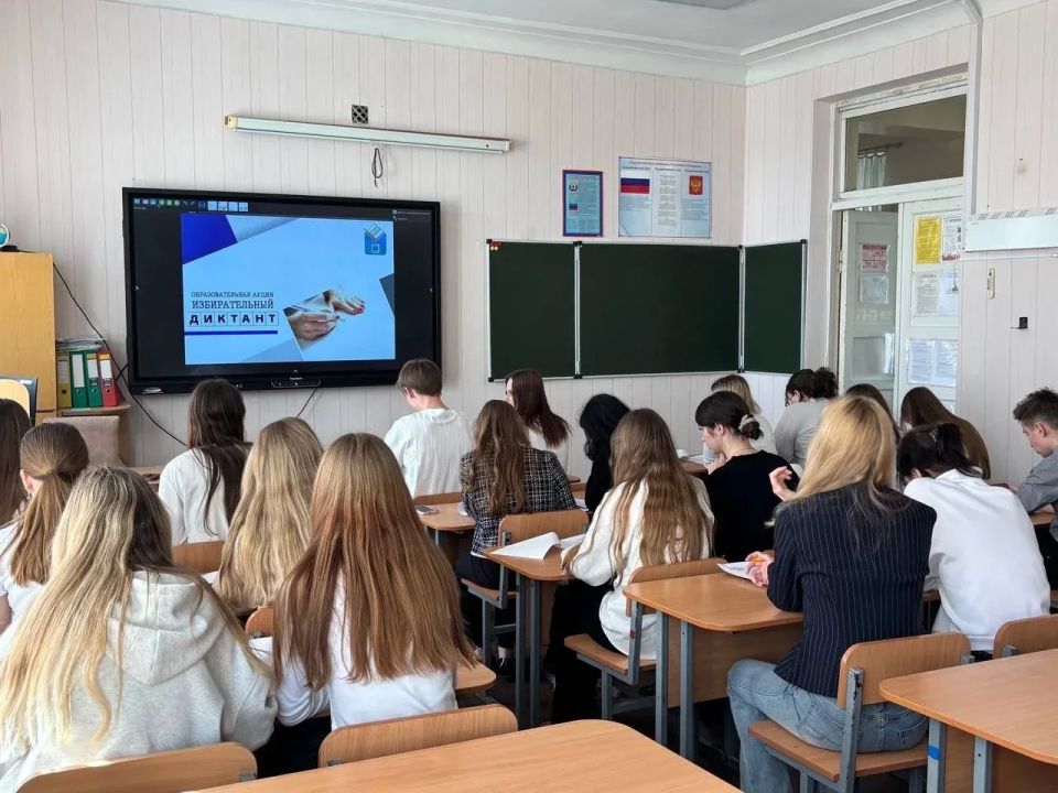 В Луганской школе №28 прошёл Избирательный диктант ко Дню молодого избирателя В Луганской школе №28 прошёл Избирательный диктант ко Дню молодого избирателя