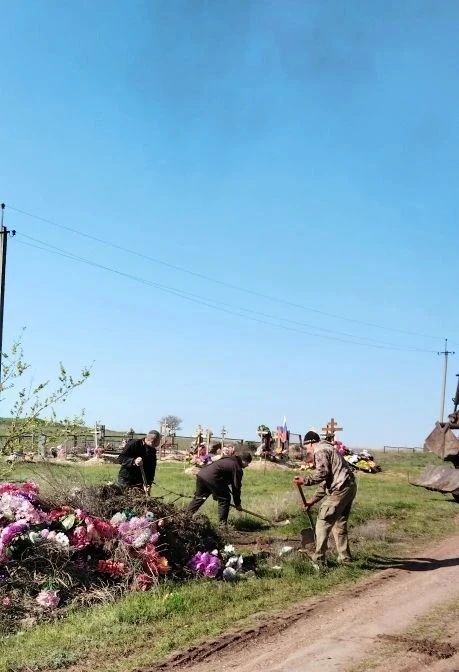 В селе Новоанновка провели работы по вывозу мусора с мест захоронений В селе Новоанновка провели работы по вывозу мусора с мест захоронений