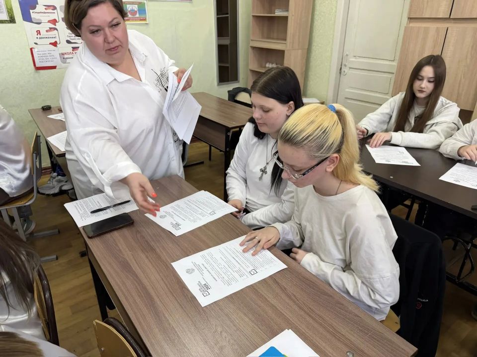 В школе № 21 Луганска прошёл «Избирательный диктант» для старшеклассников В школе № 21 Луганска прошёл «Избирательный диктант» для старшеклассников