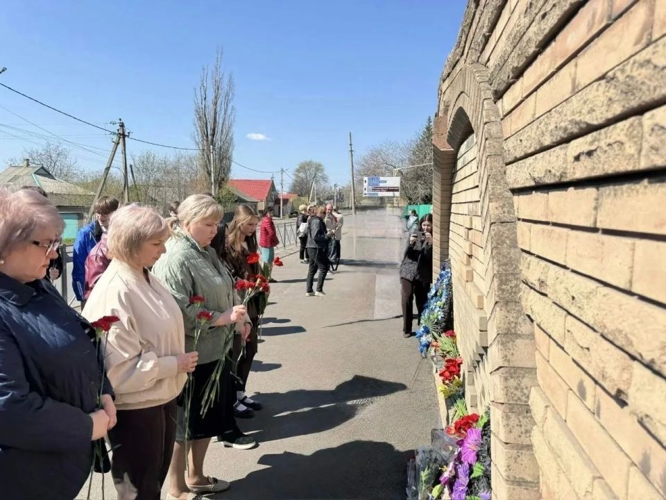 В Красном Луче почтили память жертв геноцида советского народа В Красном Луче почтили память жертв геноцида советского народа