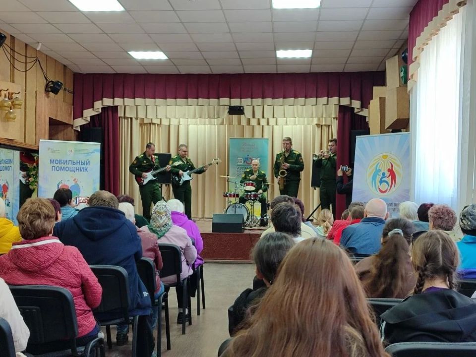В Александровском Доме культуры прошел концерт военного оркестра В Александровском Доме культуры прошел концерт военного оркестра