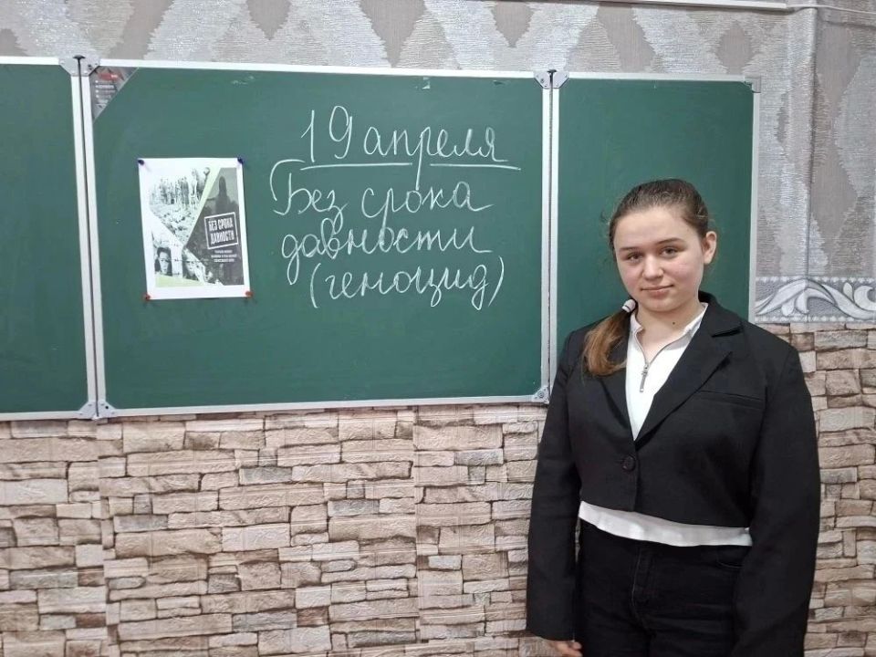 На кануне Дня памяти о геноциде советского народа для обучающихся ГБОУ ЛНР «Краснолучская школа № 2» активисты Движения Первых оформили информационный стенд "Что такое Геноцид?" и провели митинг с возложением цветов у... На кануне Дня памяти о геноциде советского народа для обучающихся ГБОУ ЛНР «Краснолучская школа № 2» активисты Движения Первых оформили информационный стенд "Что такое Геноцид?" и провели митинг с возложением цветов у...
