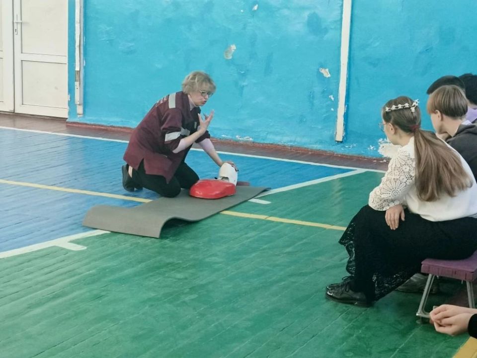 В Счастье для старшеклассников специалисты Луганского центра медицины катастроф организовали мастер-класс