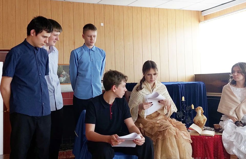 В Славяносербске школьники приняли участие в акции «Заветные книги Руси» В Славяносербске школьники приняли участие в акции «Заветные книги Руси»