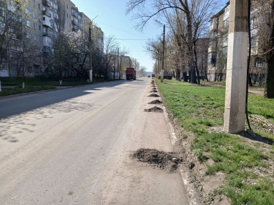 Сегодня коммунальщики продолжили работы по уборке и благоустройству городских территорий Сегодня коммунальщики продолжили работы по уборке и благоустройству городских территорий