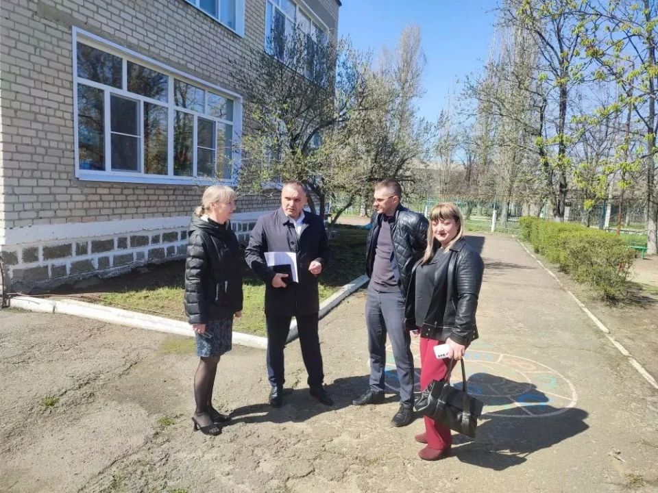 В Ровеньковском ясли-саду “ИВУШКА” и Ровеньковском технико-экономическом колледже сотрудниками Администрации городского округа город Ровеньки совместно с представителями управления образования, сотрудниками охранного... В Ровеньковском ясли-саду “ИВУШКА” и Ровеньковском технико-экономическом колледже сотрудниками Администрации городского округа город Ровеньки совместно с представителями управления образования, сотрудниками охранного...