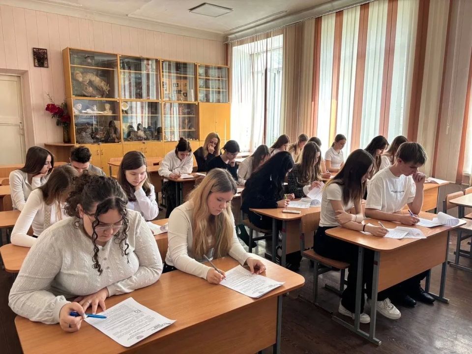 В Луганской школе №28 прошёл Избирательный диктант ко Дню молодого избирателя В Луганской школе №28 прошёл Избирательный диктант ко Дню молодого избирателя