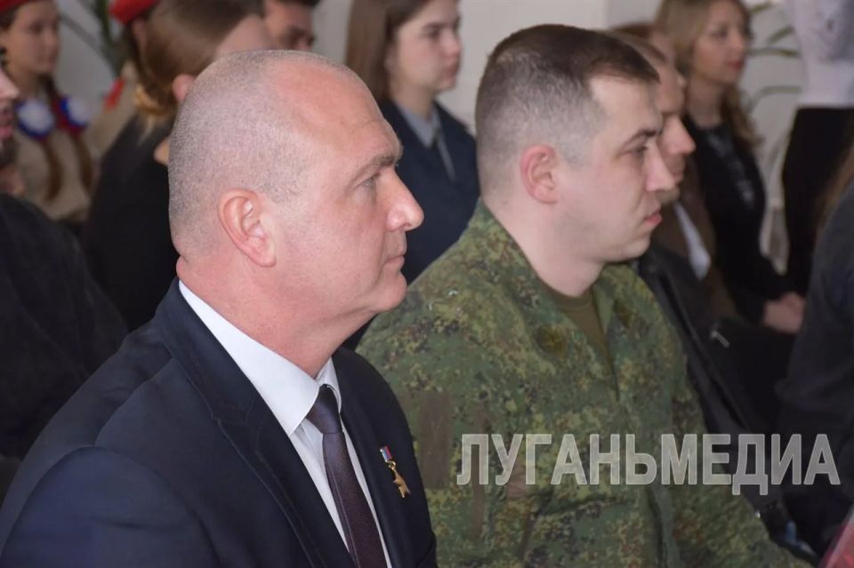 В УВК № 5 города Брянки открыта Парта Героя в честь погибшего участника СВО В УВК № 5 города Брянки открыта Парта Героя в честь погибшего участника СВО
