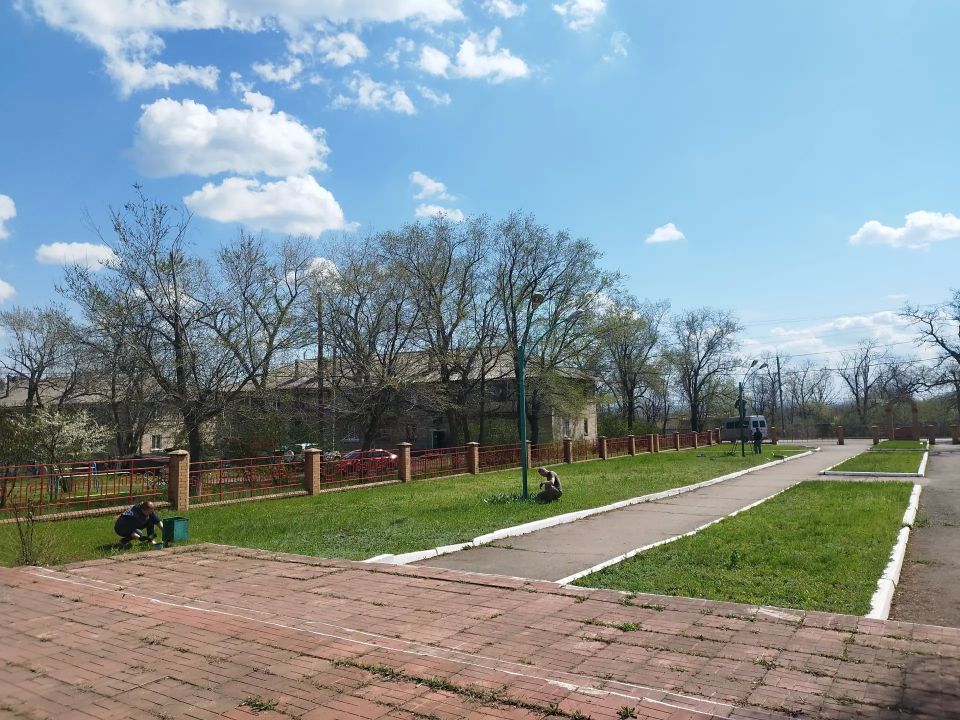 Фотофакт: сегодня сотрудниками отдела по жизнеобеспечению пгт Краснодон, пгт Энгельсово, пгт Семейкино при участии жителей поселка были выполнены работы по благоустройству территории мемориала «Бессмертие», который является... Фотофакт: сегодня сотрудниками отдела по жизнеобеспечению пгт Краснодон, пгт Энгельсово, пгт Семейкино при участии жителей поселка были выполнены работы по благоустройству территории мемориала «Бессмертие», который является...