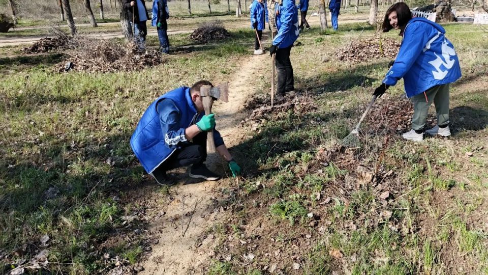 В рамках акции «Весна – пора наводить порядки» рубежанские единороссы облагородили территорию сквера памяти жертв Чернобыльской катастрофы В рамках акции «Весна – пора наводить порядки» рубежанские единороссы облагородили территорию сквера памяти жертв Чернобыльской катастрофы