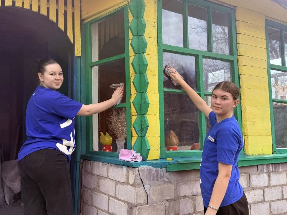 Весенняя забота: активисты помогли пожилой кировчанке навести порядок в доме Весенняя забота: активисты помогли пожилой кировчанке навести порядок в доме