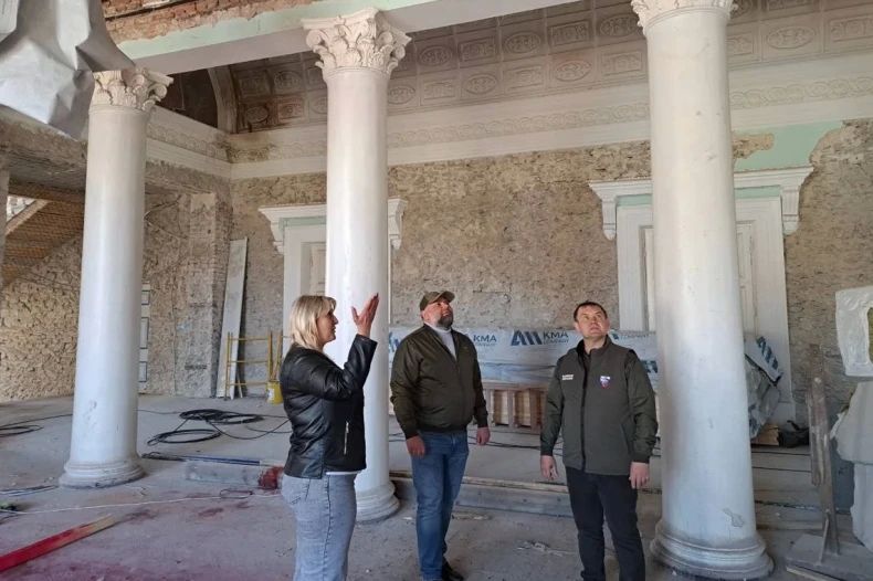 В Комсомольском поселковом клубе по Народной программе ВПП «Единая Россия» и при поддержке Красноярского края продолжается капремонт В Комсомольском поселковом клубе по Народной программе ВПП «Единая Россия» и при поддержке Красноярского края продолжается капремонт