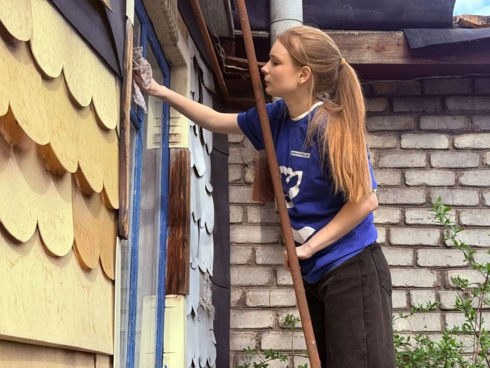 Весенняя забота: активисты помогли пожилой кировчанке навести порядок в доме Весенняя забота: активисты помогли пожилой кировчанке навести порядок в доме