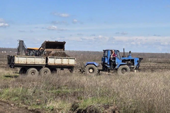 В Свердловском округе продолжается подготовка кладбищ к Радонице и Красной горке В Свердловском округе продолжается подготовка кладбищ к Радонице и Красной горке