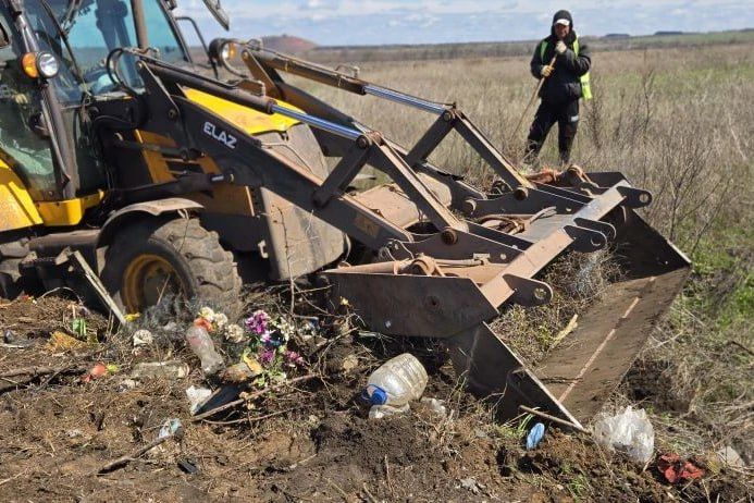 В Свердловском округе продолжается подготовка кладбищ к Радонице и Красной горке В Свердловском округе продолжается подготовка кладбищ к Радонице и Красной горке